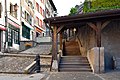 On aperçoit à l'extrémité des escaliers le début du passage sous la rue Pierre-Viret.