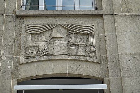 L'Atelier du forgeron, bas-relief.