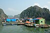 Desa nelayan terapung di Teluk Halong, Vietnam