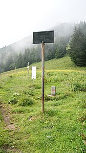 Grenztafel und Grenzstein am Sarojasattel