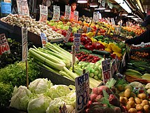 Un mercado con frutas y vegetales.