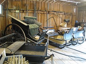 Görvälns gårdsmuseum med vagnar och slädar.