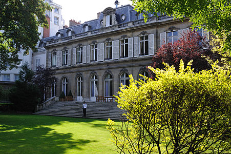 Hôtel de Beauvau, trådgårdsfasaden.