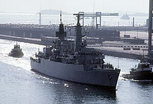 HMS Brilliant (F90) поступает в порт в сентябре 1985 г. (6421615) .jpg