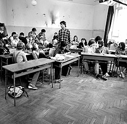 A 4.c osztály a film egyik jelenetében (középen állva Kornai Béla 'Kábéla' vagyis Zubornyák Zoltán) Demeter Miklós felvétele