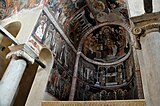dekoracja wizerunkami świętych, przestrzeni wokół kapiteli kolumn, pochodzących z antycznej świątyni pogańskiej[1].