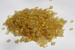 Animal glue in granules Knochenleim Granulat.jpg