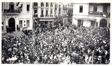 Foule devant l'hôtel de ville le 21 août 1944