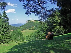 Der Lochenstein vom Schafberg aus gese­hen, die Wanderwege sind oft mit Sitzgele­genheiten ausgestattet