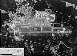 Черно-белое изображение базы ВВС Лоринг с воздуха