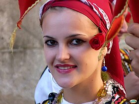 امرأة مقدونية ترتدي الزي التقليدي