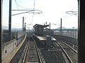 高架化された水田駅で、行き違う列車。 （2007年）