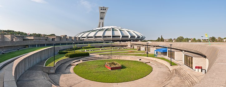 Vue panoramique du parc olympique de Montréal, avec, au centre, le stade olympique de Montréal. La tour, qui mesure 175 mètres de haut, est la plus grande tour inclinée au monde ; un ascenseur permet d'y monter jusqu'à son sommet.