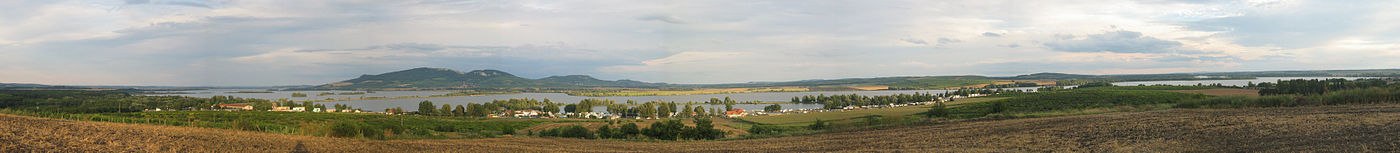 Panoramo de Mušov kaj ĝia ĉirkaŭaĵo el Hradisko