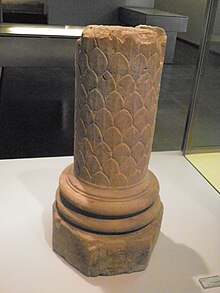 Fragment de colonnes avec le fût couvert de décor en forme d'écaille.