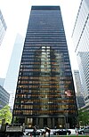 Seagram Building rigardita de ĝia larĝa flanko