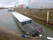 Dach der gesunkenen Pure-Liner 2 am Tag nach der Havarie bei Pegelstand 515 und einige Tage später bei Pegelstand 286; rechts zunächst noch das Schwesterschiff Pure-Liner 1.