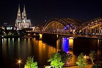 Ночной вид на Кельнский собор через реку Рейн.jpg