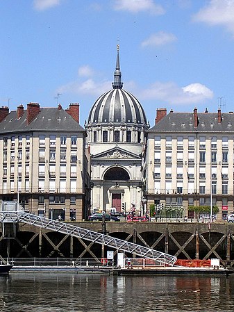 Église Notre-Dame-de-Bon-Port, vue de l'île de Nantes. Au premier plan, la Loire, puis le quai de la Fosse.