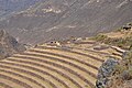 Vista dos terraços agrícolas e das ruínas das habitações dos camponeses