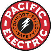 Logo du réseau Pacific Electric : on voit un cercle rouge avec les mots « confort, vitesse et sécurité » (en anglais).