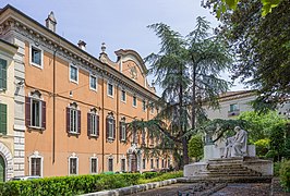 Uno scorcio del monumento con l'adiacente palazzo Bruni Conter