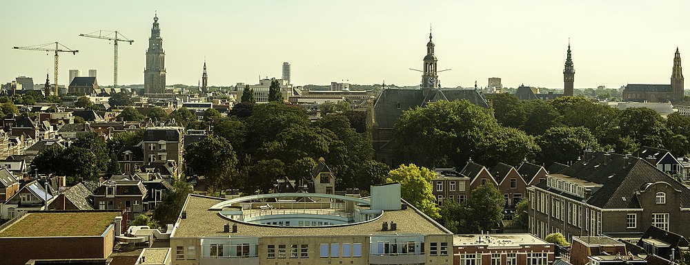 Panorama over de binnenstad vanaf de watertoren aan de Noorderbinnensingel (noorden) in 2016. Van links naar rechts zijn (onder andere) zichtbaar: het torentje van het Provinciehuis, de Stoker en Brander bij Europapark, de kranen boven de voormalige bouwplaats van het Forum Groningen, de Martinikerk, de Martinitoren, de toren van de Sint-Jozefkerk, de Kempkensberg, de Nieuwe Kerk, de Dinkelflat, de toren van het Academiegebouw en Der Aa-kerk.