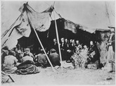 رهبران قبایل سرخ‌پوست وایومینگ در حال انعقاد «پیمان صلح» با ژنرال ویلیام شرمن برای پایان‌دادن به جنگ‌های سرخپوستان با دولت فدرال.