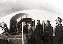 Piłsudski przy sarkofagu Stanisława Wilhelma Radziwiłła, poległego w 1920 r. w czasie ofensywy kijowskiej, dekoruje go krzyżem Virtutti Militari