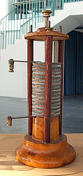 La pile voltaïque, première pile électrique, inventée par Alessandro Volta, est composée d'une alternance de disques de cuivre et de zinc séparés par un tissu imbibé de saumure. (définition réelle 1 000 × 2 128)