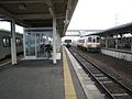 米坂線・フラワー長井線の列車の同時入線（左二の米坂線上りは入線している）