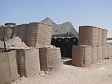 Schanskorven rond toiletten in een kamp in Irak