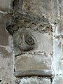 Chapiteau roman de l'arcade ouest vers la nef, avec des volutes d'angle.