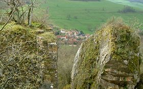 Le village de Saffres vu au travers des falaises