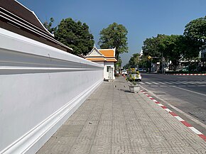 Sanam Chai Road footpath @ Wat Pho ฟุตบาธ ถนนสนามชัย ที่ วัดโพธิ์.jpg