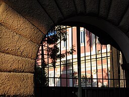 Den forna kyrkans fasad bakom porten vid Via delle Sette Sale 24.