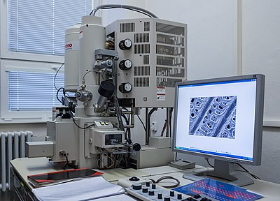 Rastrovací elektronový mikroskop na pracovišti elektronové mikroskopie Ústavu fyzikální chemie J. Heyrovského AV ČR