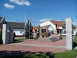 Čepin, centar; spomenik hrvatskim braniteljima