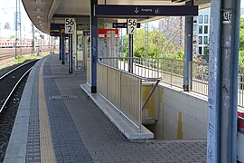 platform with distance signs for S-Bahn 3688 F-Südbahnhof – Darmstadt, looking east