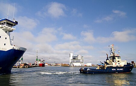 Swedish harbour tugboat Svitzer Freja in tug-operation (3,600 kW / 453 gross register tons (GRT))