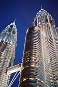 Voetgangersbrug tussen de Petronas-torens in Kuala Lumpur