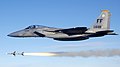 F-15C z 71. Eskadry Myśliwskiej odpala pocisk powietrze-powietrze AIM-7 Sparrow