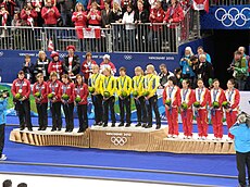 As equipes da Suécia, do Canadá e da China recebem as medalhas do curling feminino.