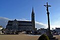 L'église paroissiale Saint-Pierre : côté nord, le cimetière et le calvaire.