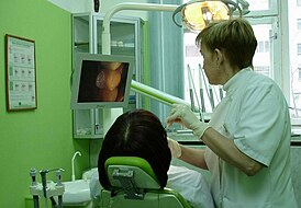 Врач-стоматолог за работой (25 апреля 2007 года).