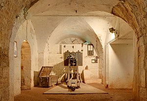 Fort de Giromagny, dans la caponnière double : un canon 12 culasse ainsi qu'un créneau à lampe, à droite du canon