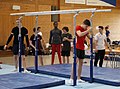 Präparation des Barrens beim Podiumstraining durch das Team Belgien