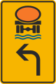394-18-76 Tabuľový smerník na vyznačenie obchádzky (predbežný doľava, pre vozidlá prepravujúce náklad, ktorý môže spôsobiť znečistenie vody)