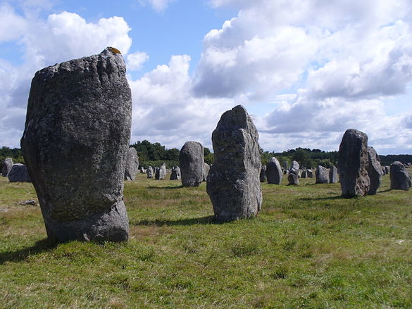 http://upload.wikimedia.org/wikipedia/commons/thumb/f/f2/4748.1099_Menhire,bis_zu_4_Meter_hoch,von_OstnachWest_in_1167_Meter_Langen_Alignements(Granit-Steinreihen)_in_einem_Halbkreis_endend_Le_M%C3%A9nec,Carnac_,Departement_Morbihan,Bretagne_Steffen_Heilfort.JPG/585px-4748.1099_Menhire,bis_zu_4_Meter_hoch,von_OstnachWest_in_1167_Meter_Langen_Alignements(Granit-Steinreihen)_in_einem_Halbkreis_endend_Le_M%C3%A9nec,Carnac_,Departement_Morbihan,Bretagne_Steffen_Heilfort.JPG