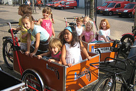 Enfants dans un triporteur à Amsterdam (Pays-Bas).